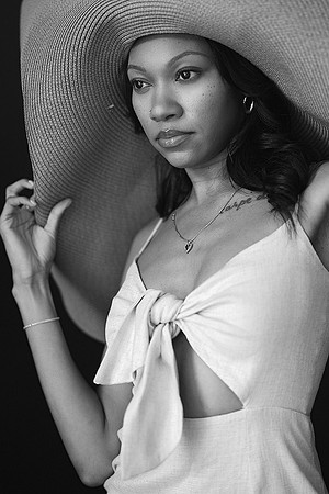 3C8A2590--EV_BW_Cro
