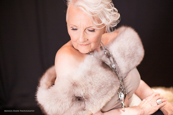 Posing, Poses, "how to pose", "how to smile", "how to model","glamour shots", "glamour parties", "photo booth", "glamour photographer", "glamour photography", "beauty photographer", "beauty photograph