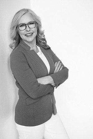 3C8A7140--EV_BW_Cro
