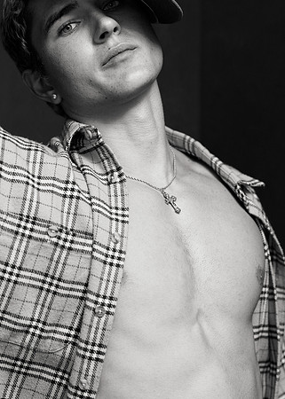 3C8A0132-EV_BW_Cro